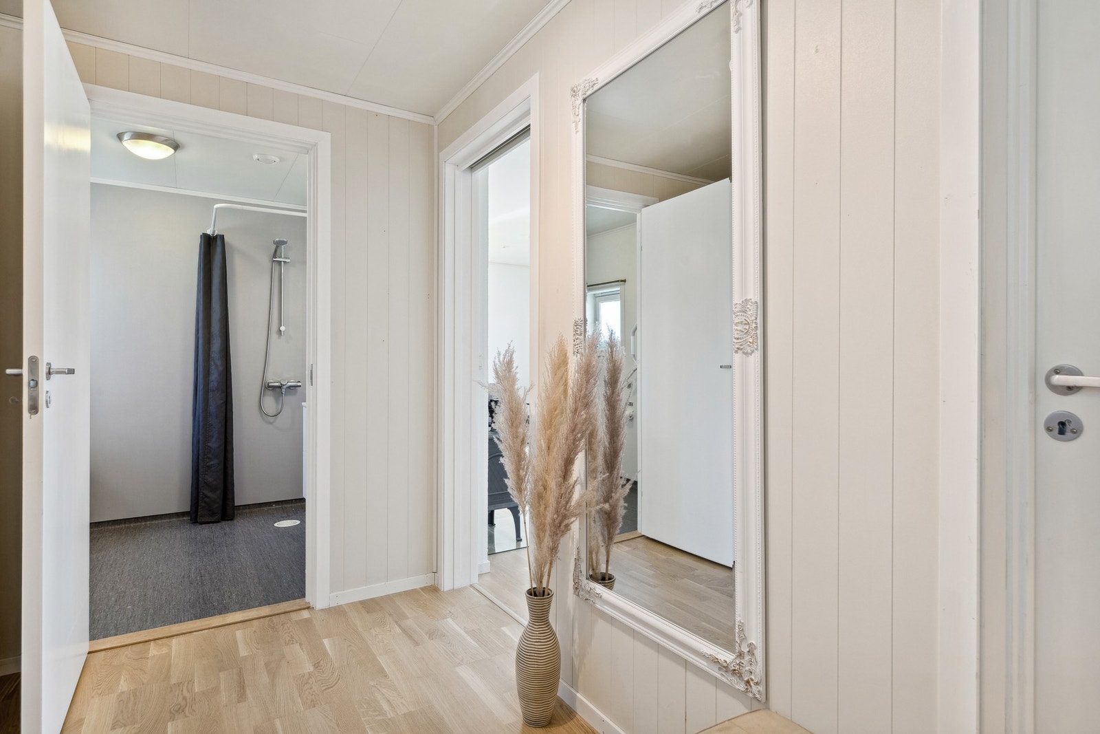 Leiligheten har en lys og pen entré med trestavs parkett på gulvet. Galleribilde
