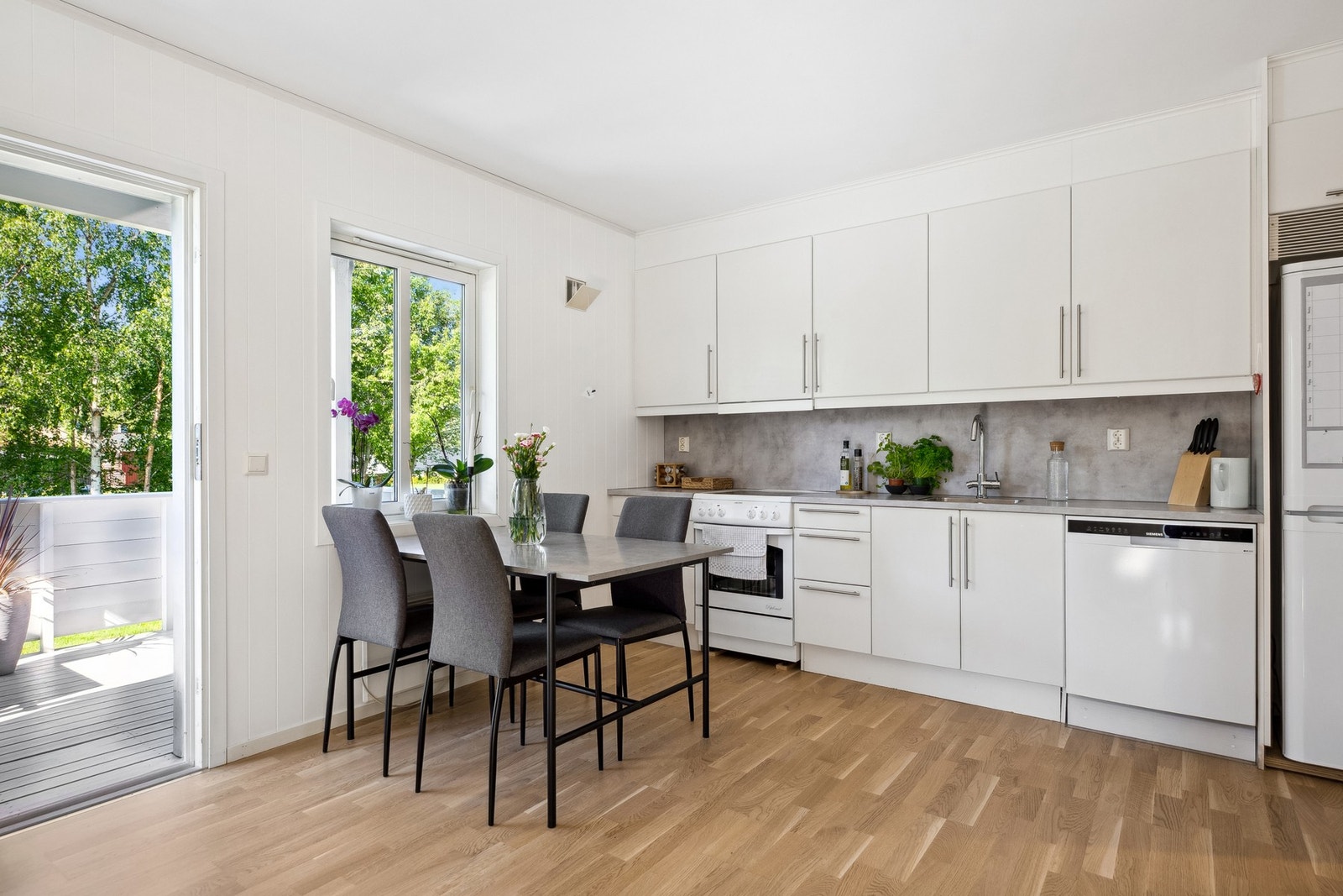 Kjøkkenet har et moderne og arealeffektivt design med god skap- og benkeplass. Galleribilde