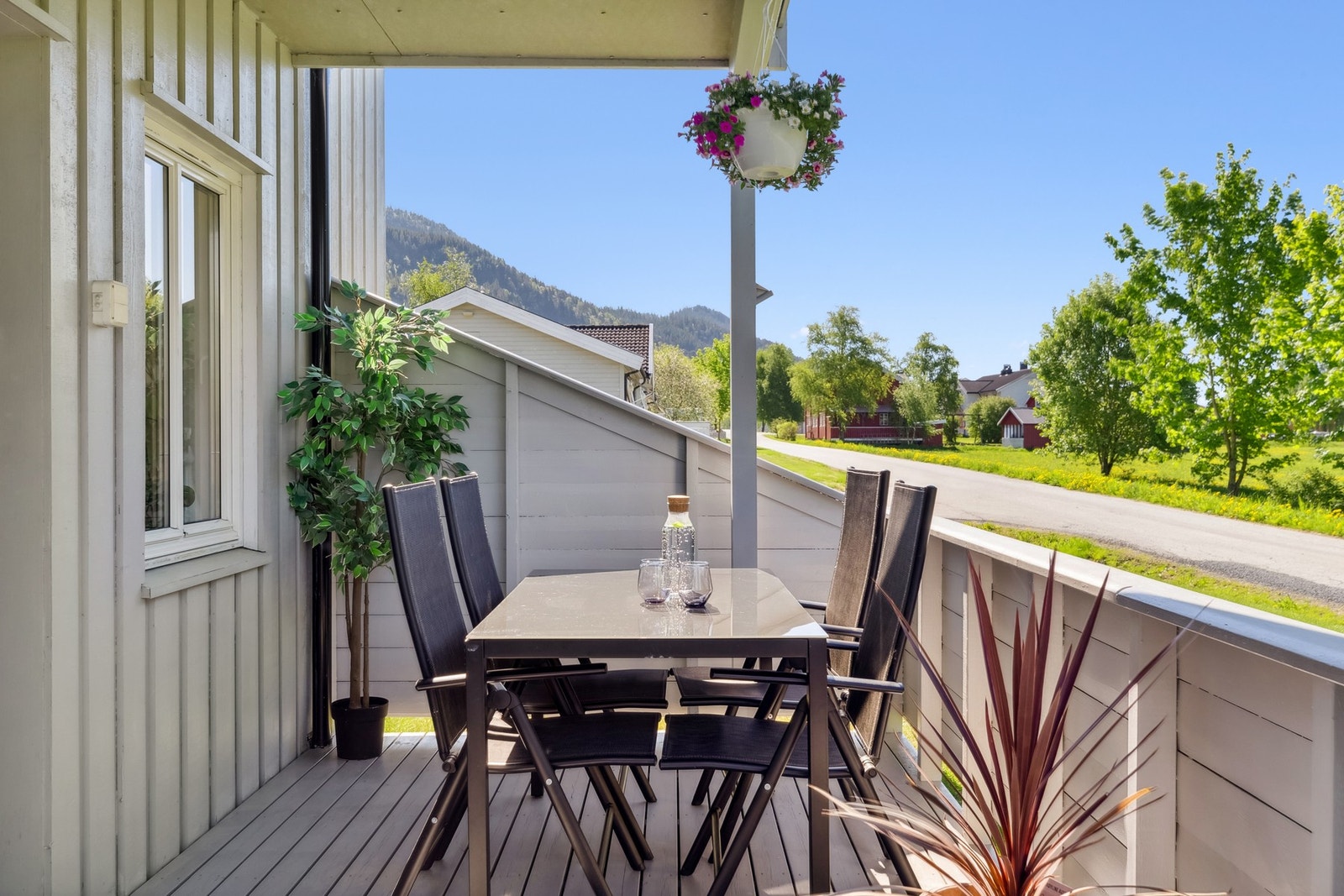 Terrassen er lun og usjenert, og byr på fin plass til utemøblement. Galleribilde