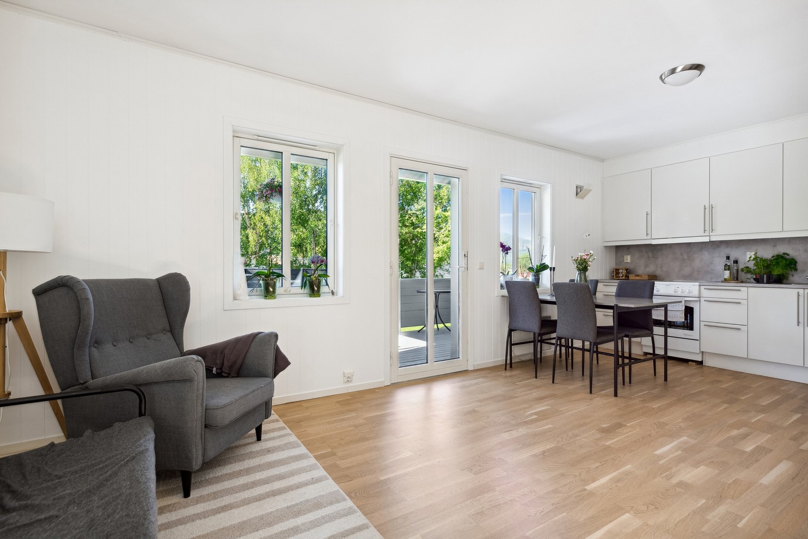 Det åpne allrommet gir leiligheten en luftig atmosfære. Galleribilde