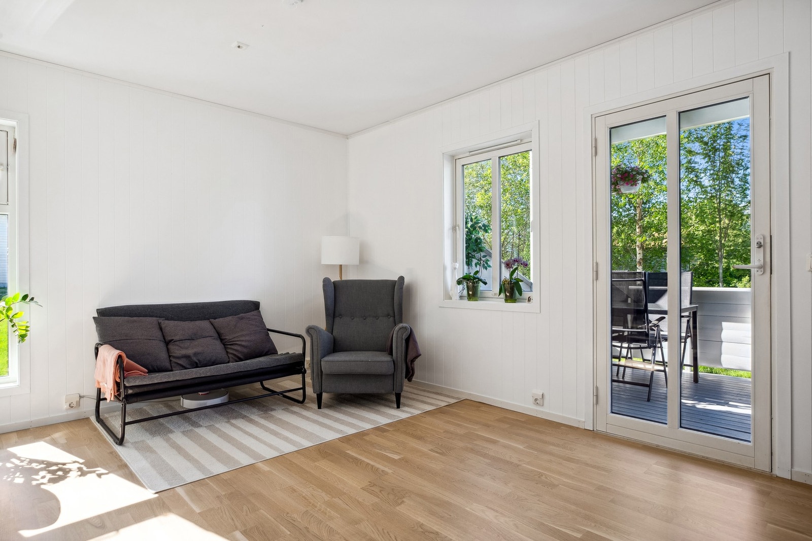 I allrommet som utgjør stue og kjøkken strømmer dagslyset inn via store vinduer i to himmelretninger. Galleribilde