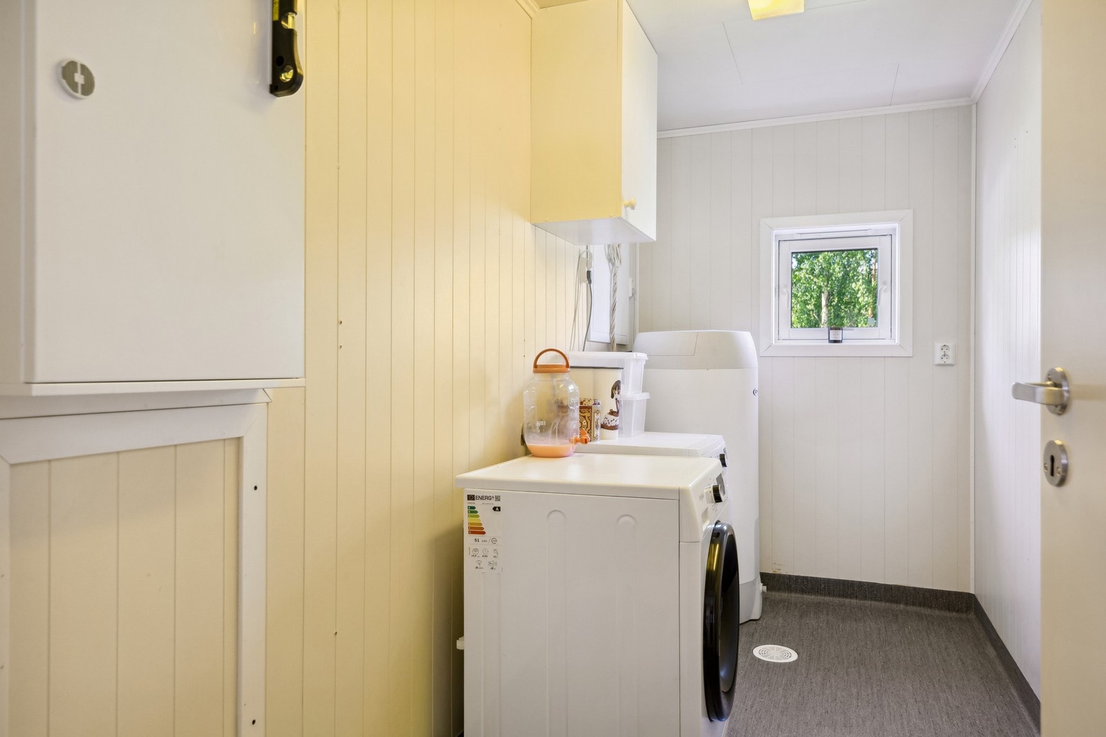 I tilknytning til entreen er det en innebod/teknisk rom med opplegg for vaskemaskin. Galleribilde