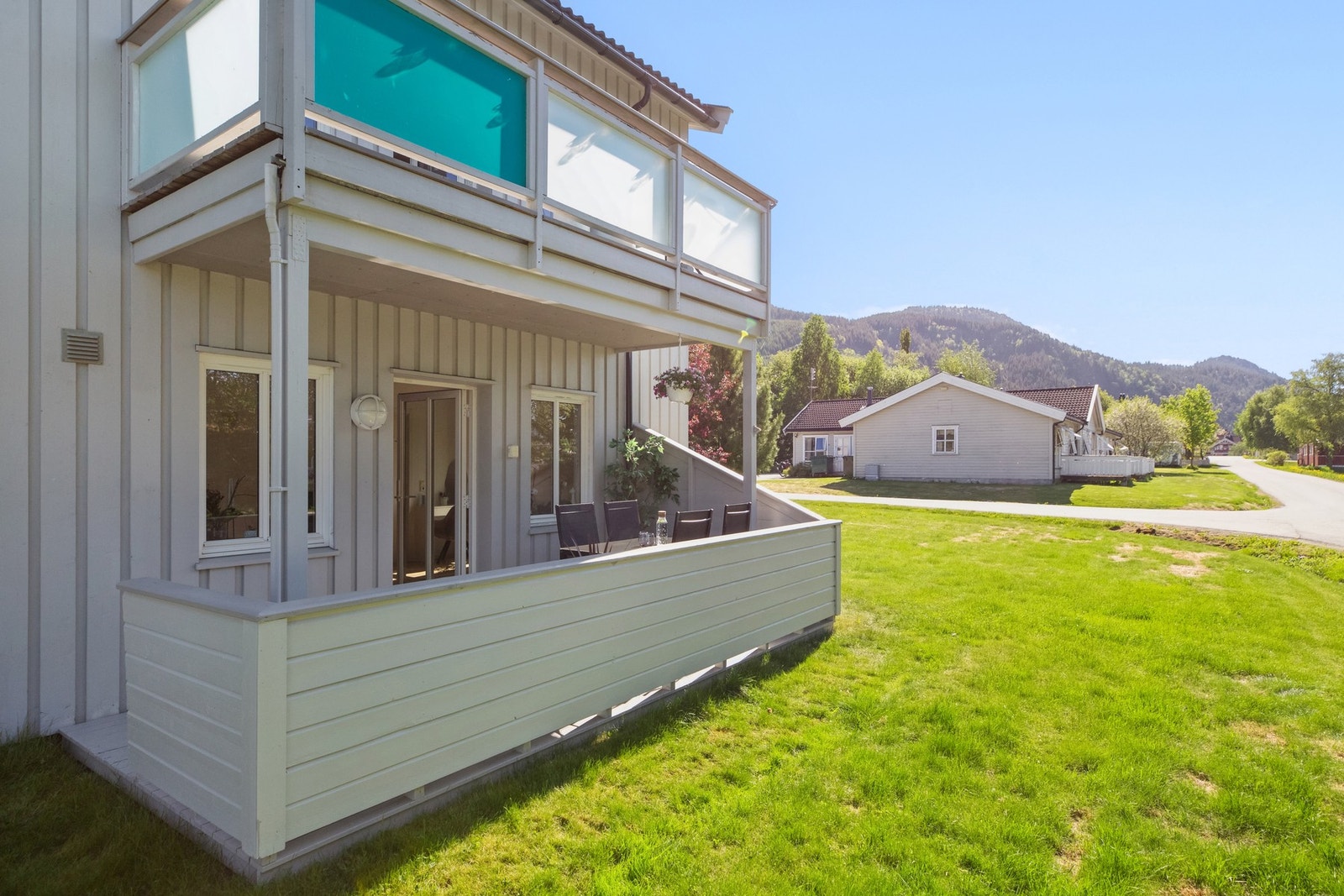 Fra stue/kjøkken er det utgang til en sydvestvendt terrasse på ca. 11 kvm. Galleribilde