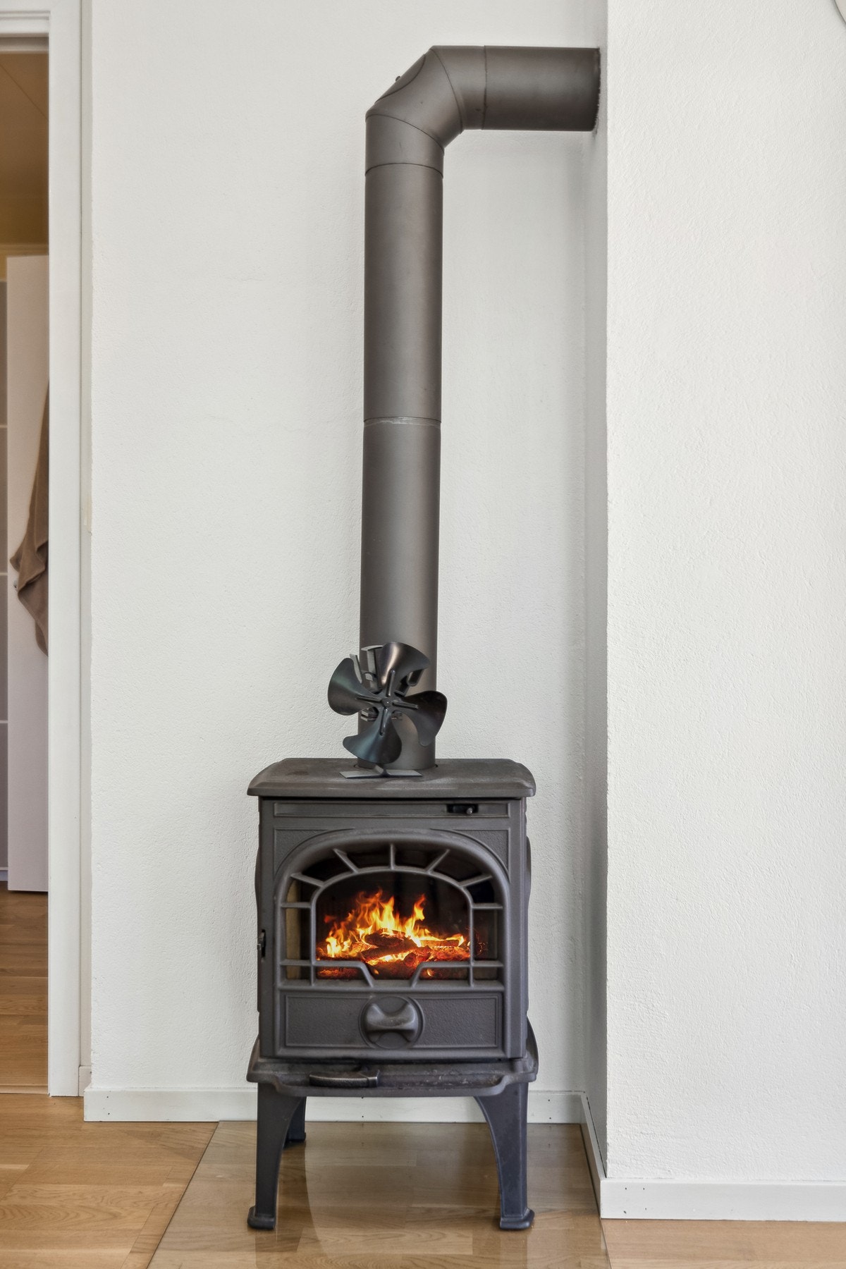 Det er montert en god peisovn i støpejern i senere tid. Galleribilde