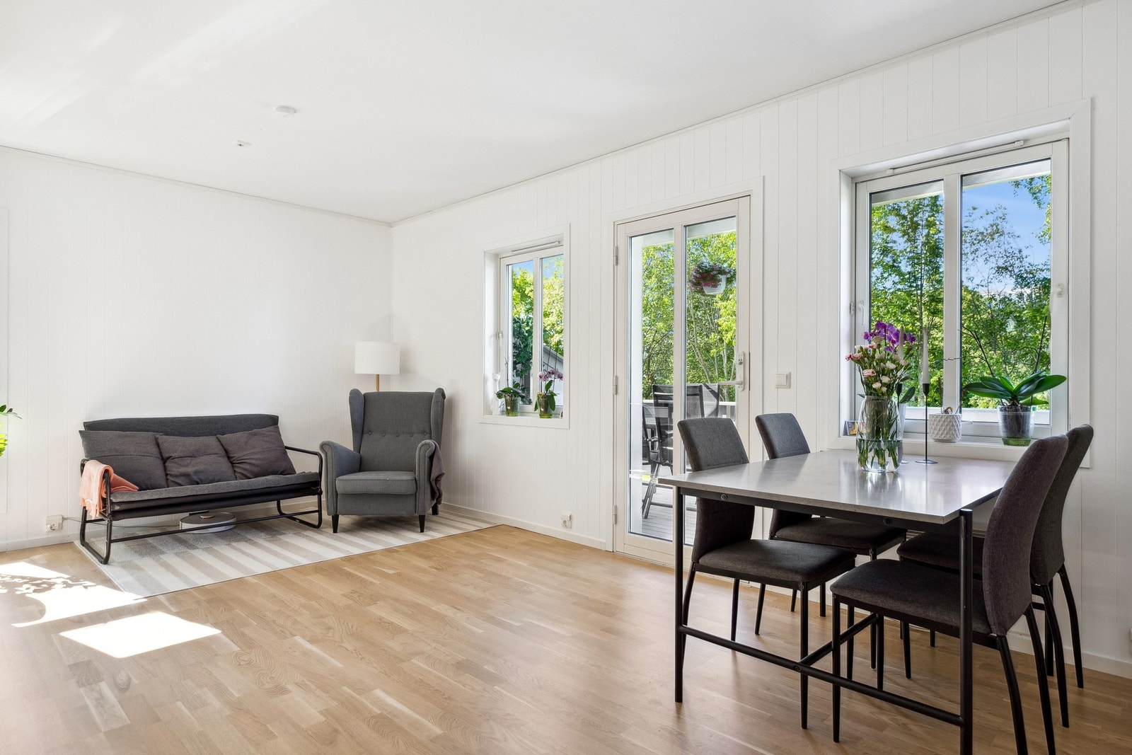 I nærheten av kjøkkenet kan det innredes med et spisebord med plass til gjester. Galleribilde