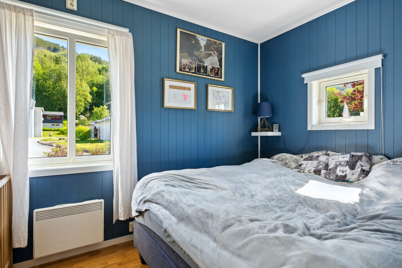 Leiligheten har et koselig soverom på ca. 8,1 kvm. Galleribilde