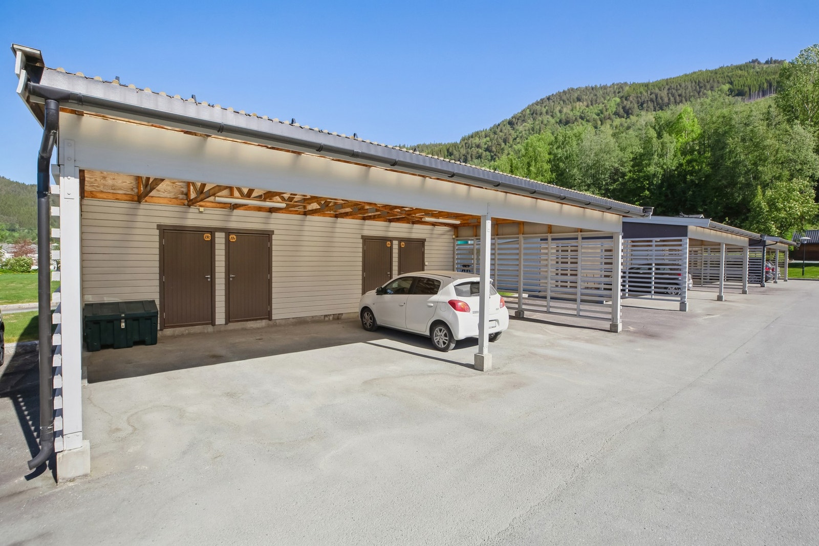 Det er parkering på egen plass i felles carport-rekke. Galleribilde