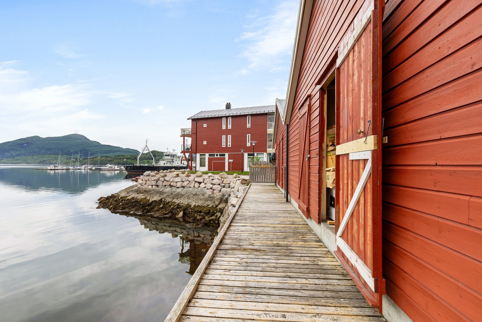 Garasjen kan åpnes på baksiden mot sjøen. Galleribilde