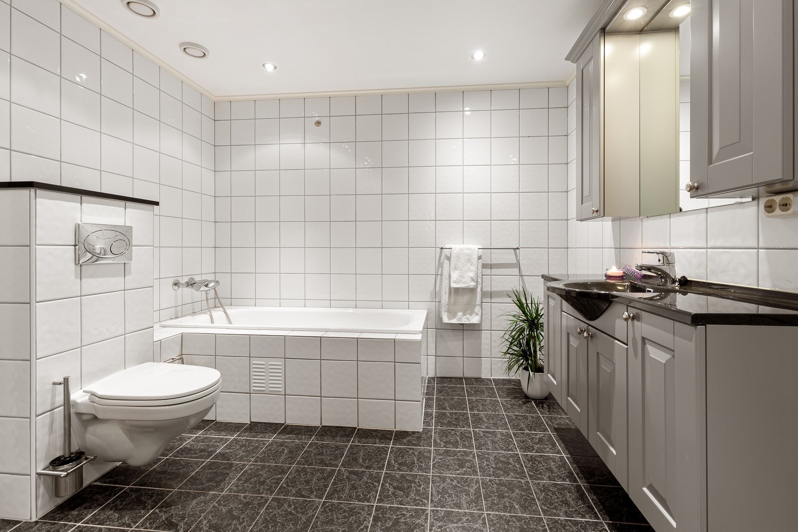 Tidløst, flislagt baderom av god størrelse med downlights i himling og elektriske varmekabler i gulv. Galleribilde