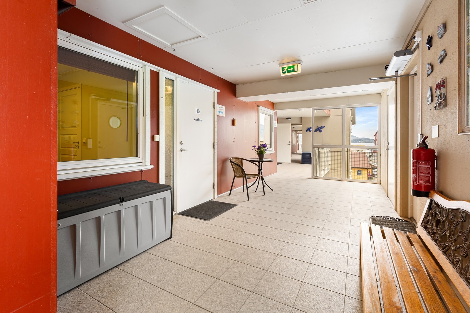Inngang til leiligheten fra felles svalgang. Heis i bygget! Galleribilde
