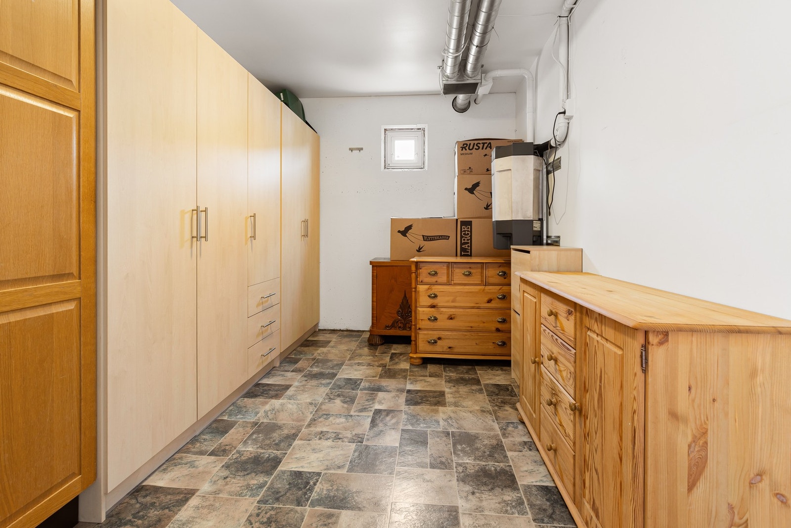 Stor bod med god oppbevaringsplass like utenfor inngangsdøra. Ekstra oppbevaring på svært romslig loft. Galleribilde