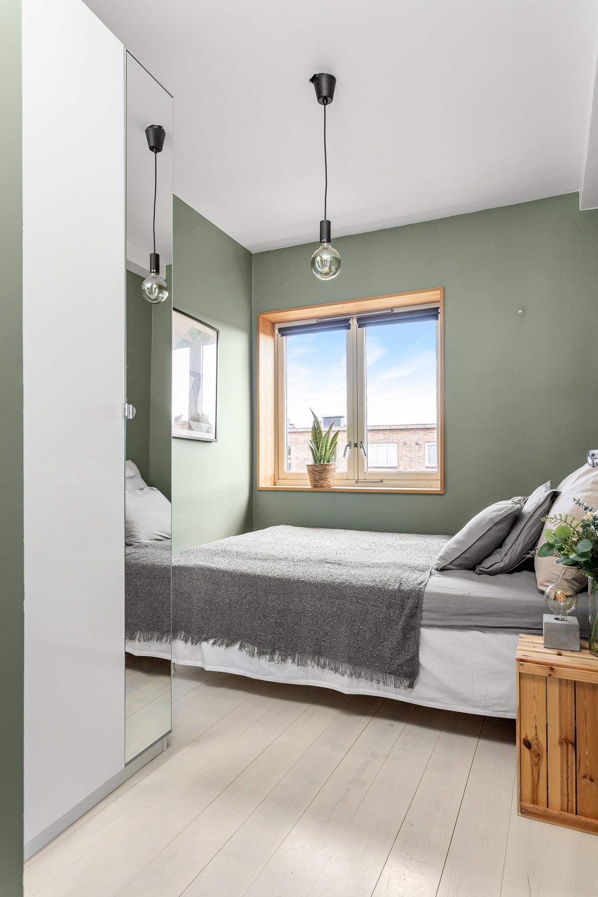 Det er plass til dobbeltseng og en garderobe, eller en mindre seng, garderobe og en skrivepult Galleribilde