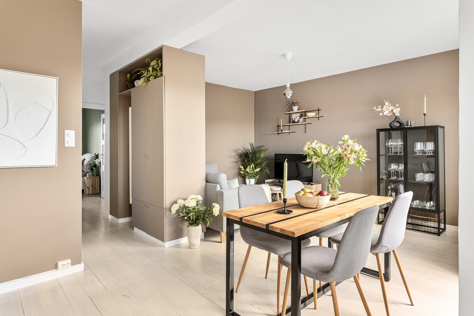 Stuen er enkel å møblere med god plass til spisebord og en koselig tv-stue Galleribilde