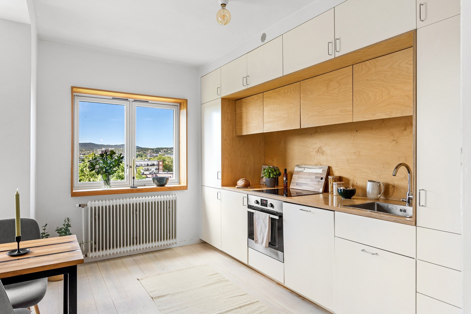 Her er det mye lagringsplass i overskap og innfelte skap over kjøkkenbenken Galleribilde