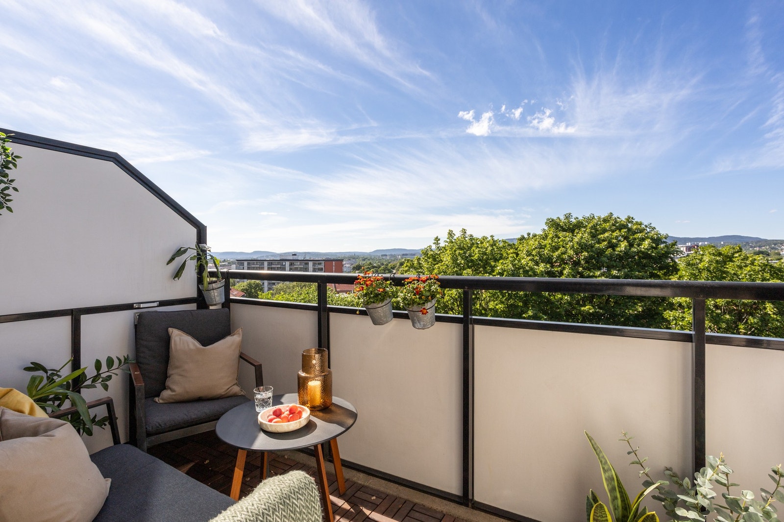 Balkongen er vestvendt og har sol fra ca 14.00-22.30 Galleribilde