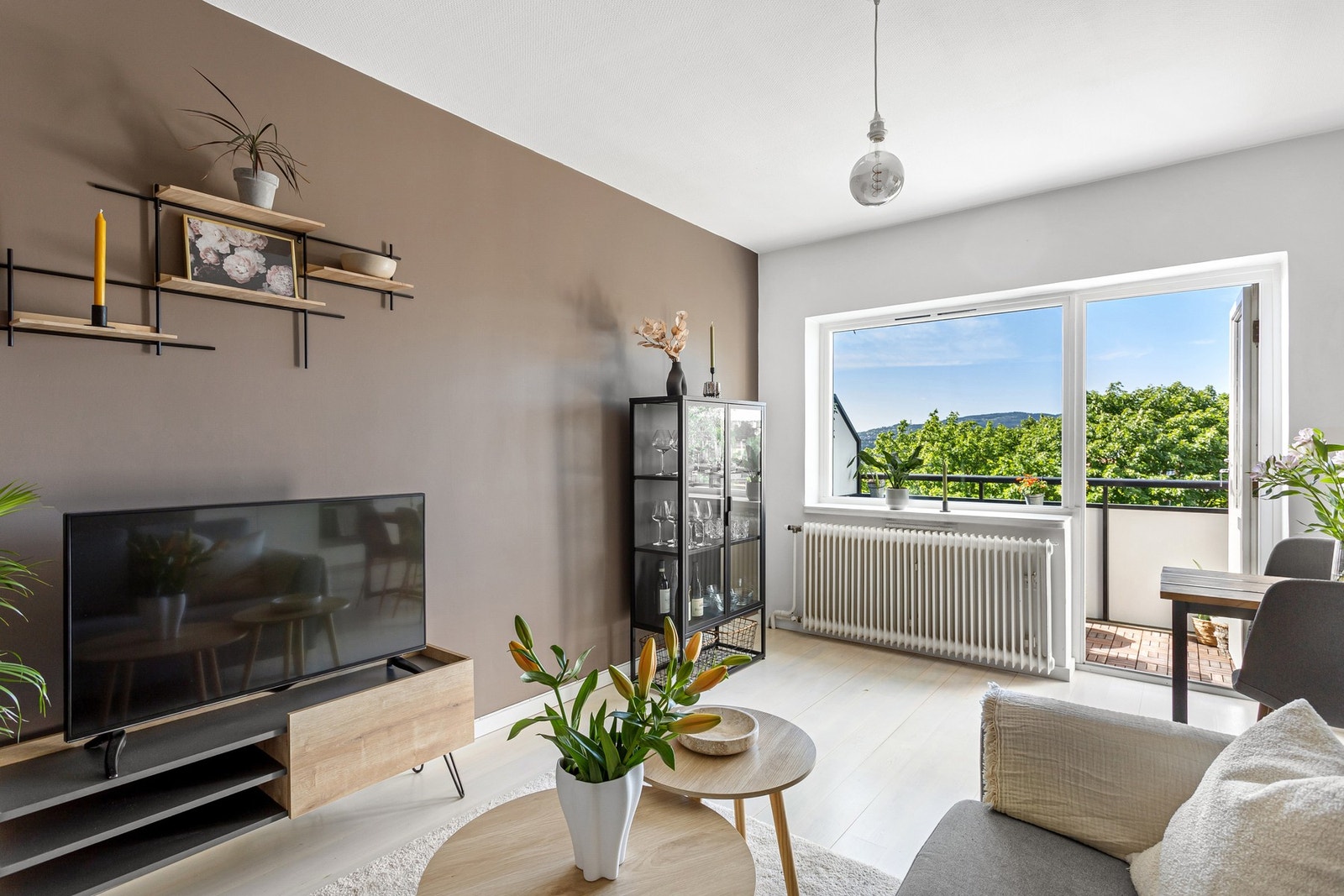 Boligen tilbyr også på mye ledig veggplass for vitrineskap, bokhyller eller annet ønsket møblement Galleribilde