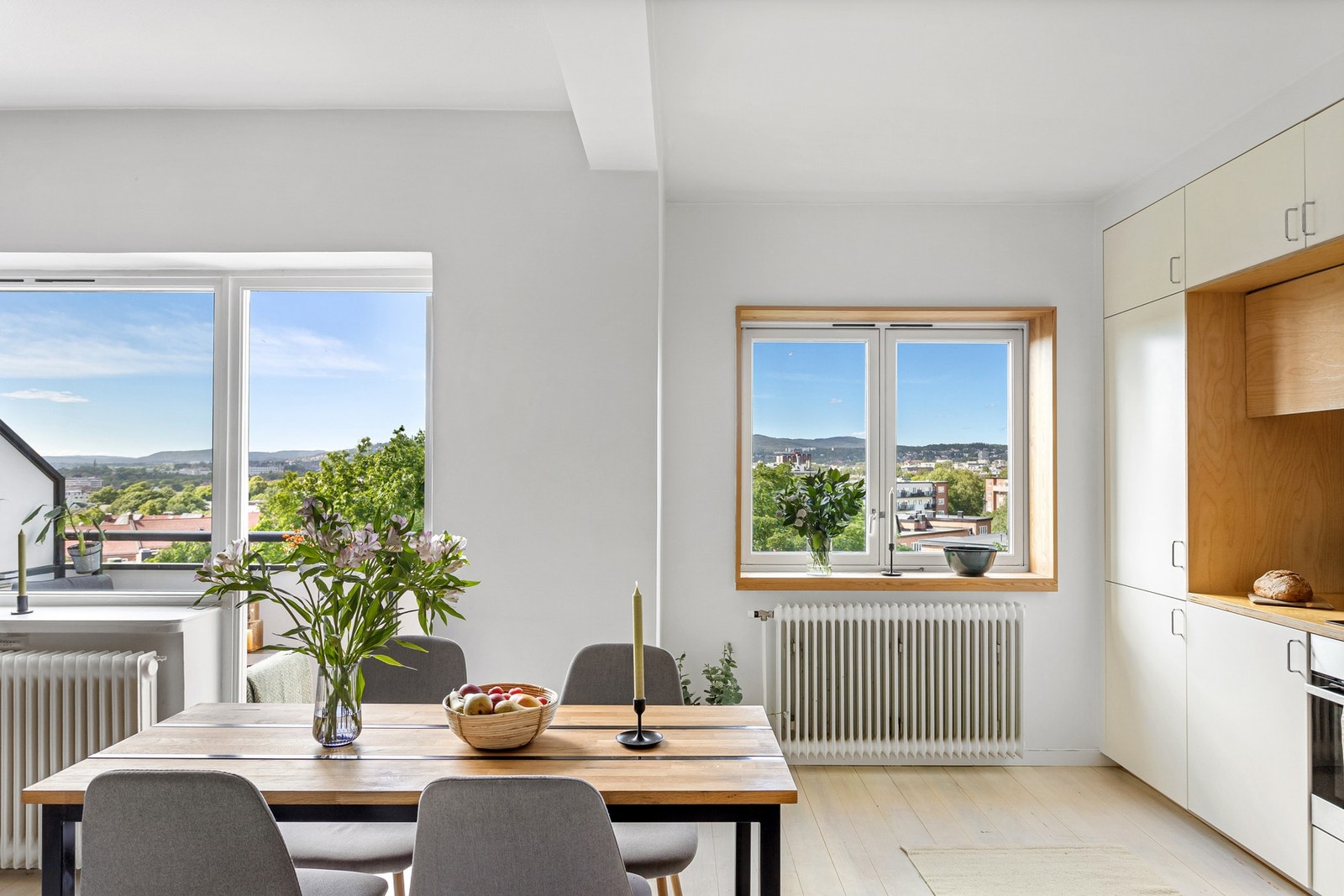 Her kan du enkelt dekke på til større selskap og nyte utsikten mens man spiser Galleribilde