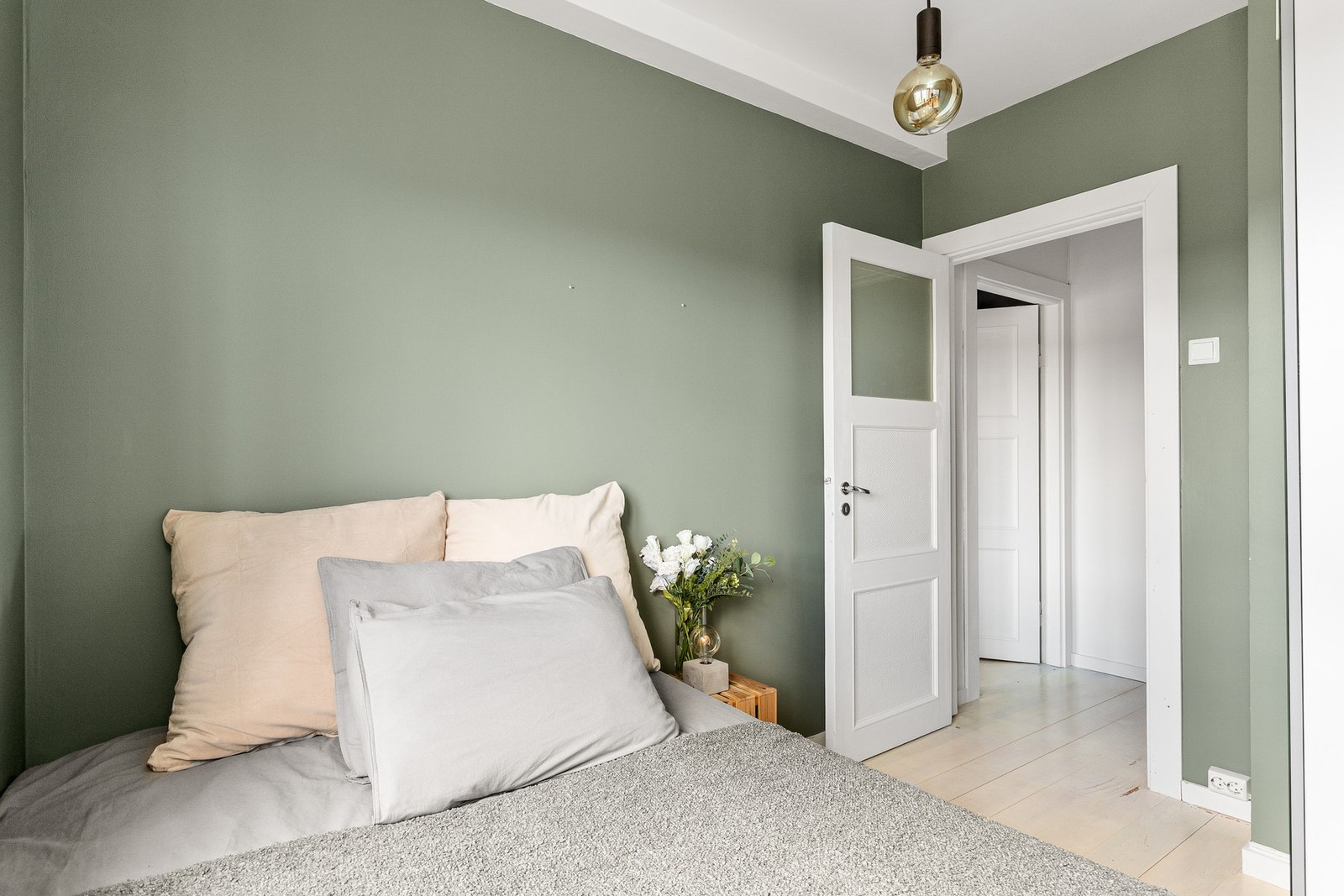 Leiligheten er terskelfri og gulvene går sømløst gjennom rommene noe som bidrar til en god romfølelse Galleribilde