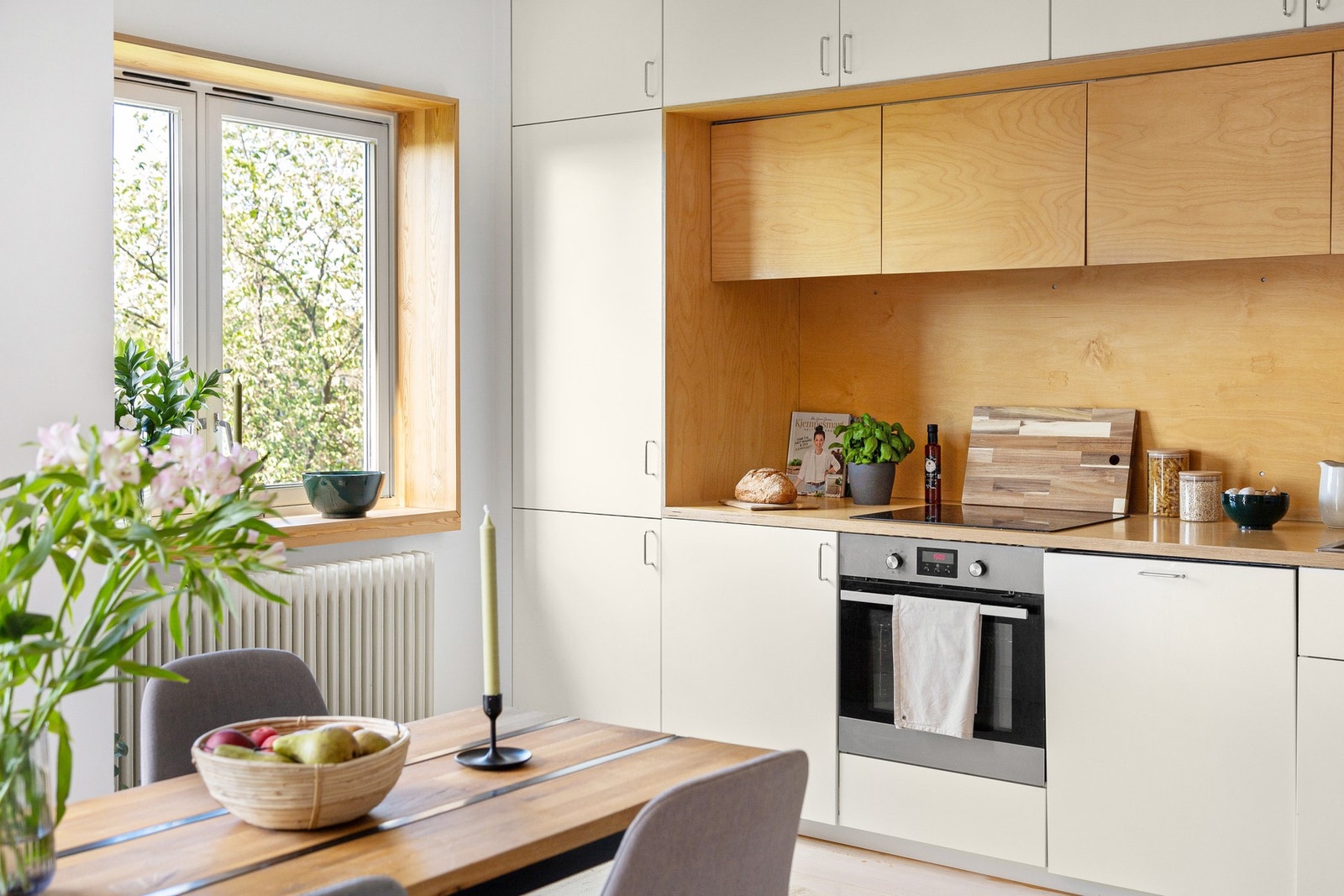 Stilrent uttrykk med gjengående bruk av eksponert heltre i benkeplate, vinduskarmer og kjøkken for øvrig Galleribilde