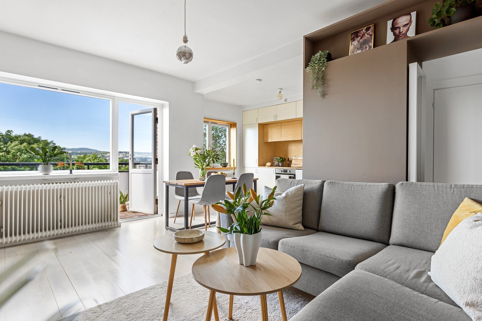 Rommet for stue og kjøkken er et lyst og åpent rom med god takhøyde (ca 260cm) som oppleves luftig og behagelig Galleribilde