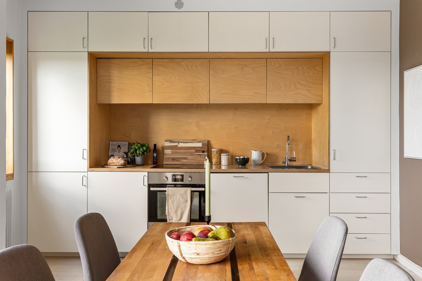 Det er integrerte hvitevarer som medfølger ved salg, inkludert: kjøl/frys, oppvaskmaskin, vaskemaskin, stekeovn og stekeplate Galleribilde