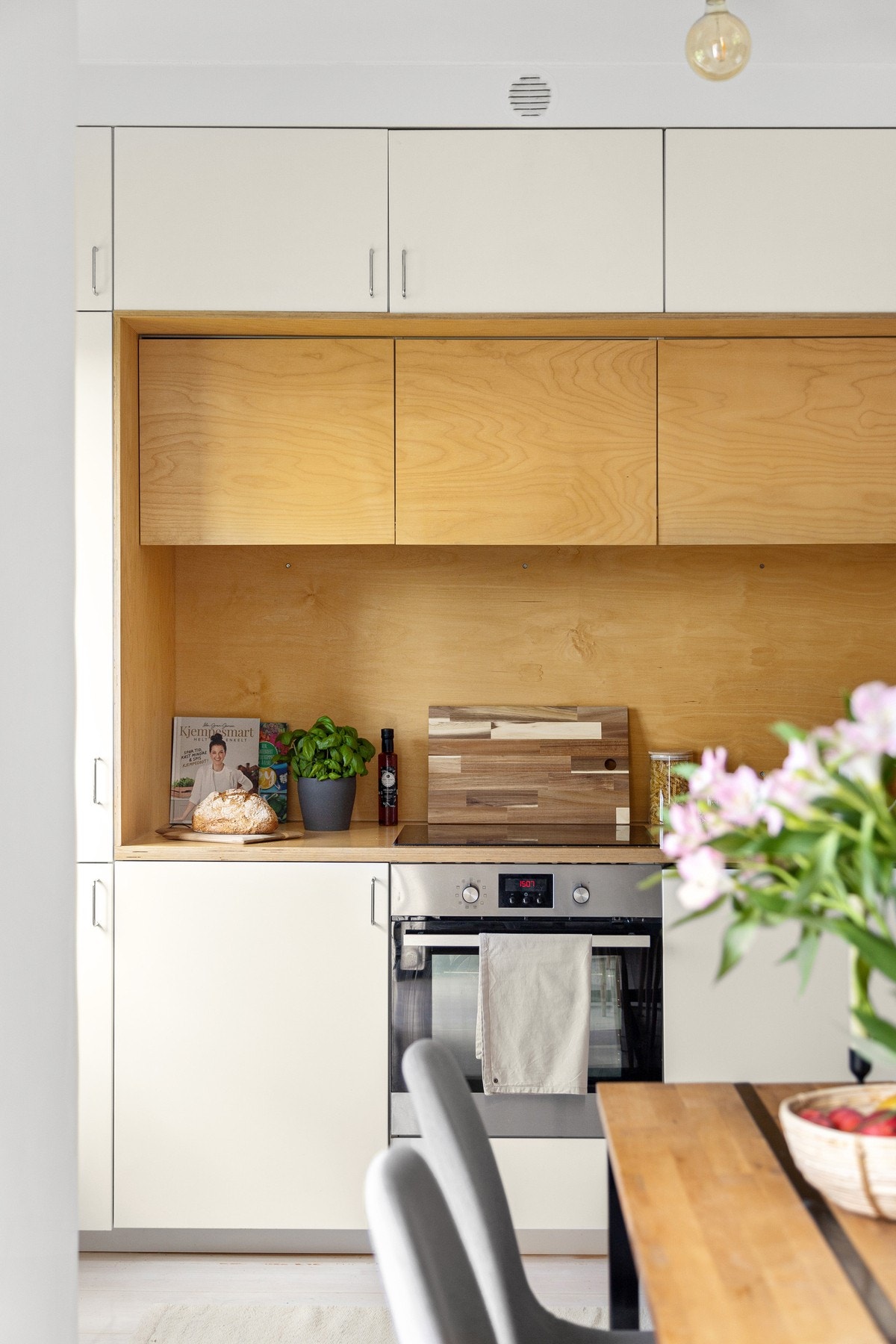 Kjøkkenet er fra 2014 og er utført i en tidløs og gjennomført stil Galleribilde