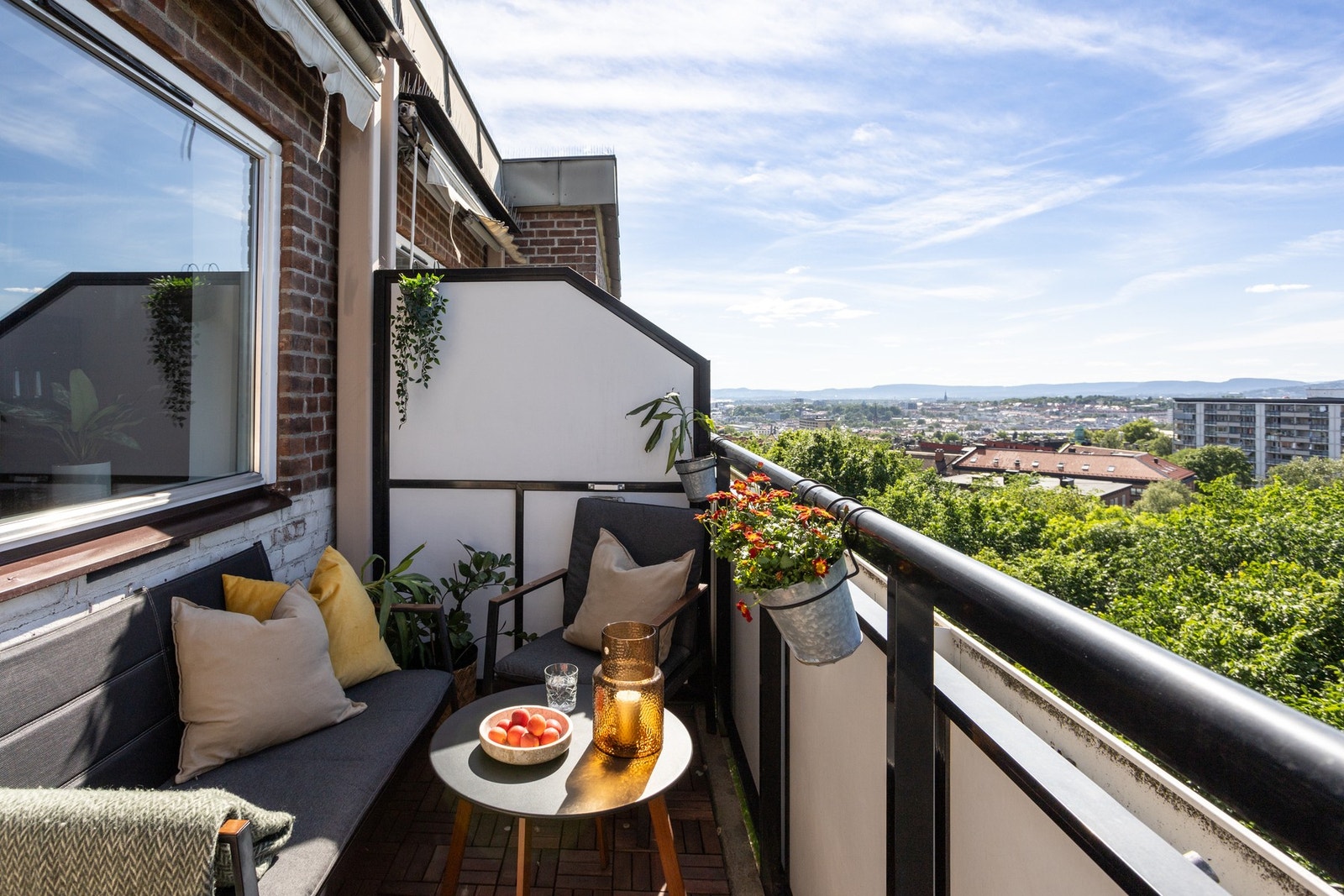 Schouterrassen ligger for seg selv, på en høyde over nærliggende bebyggelse og fra toppetasjen får man en storslått utsikt Galleribilde