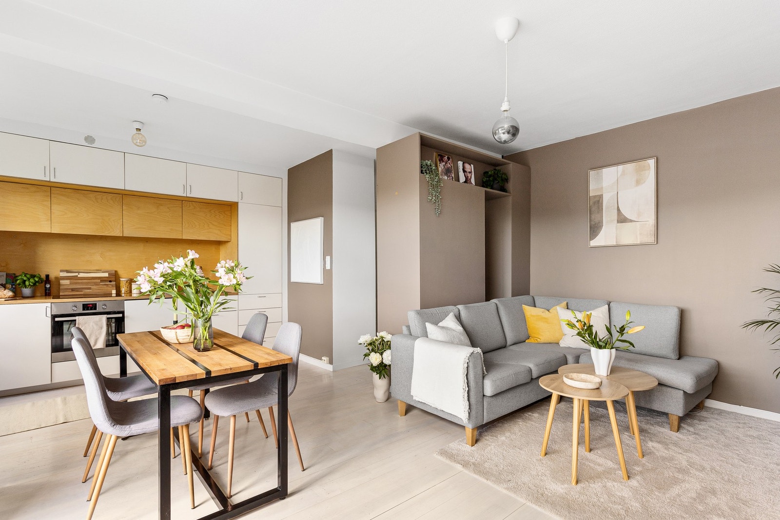 På gulvene er det en-stavs heltre furu Galleribilde