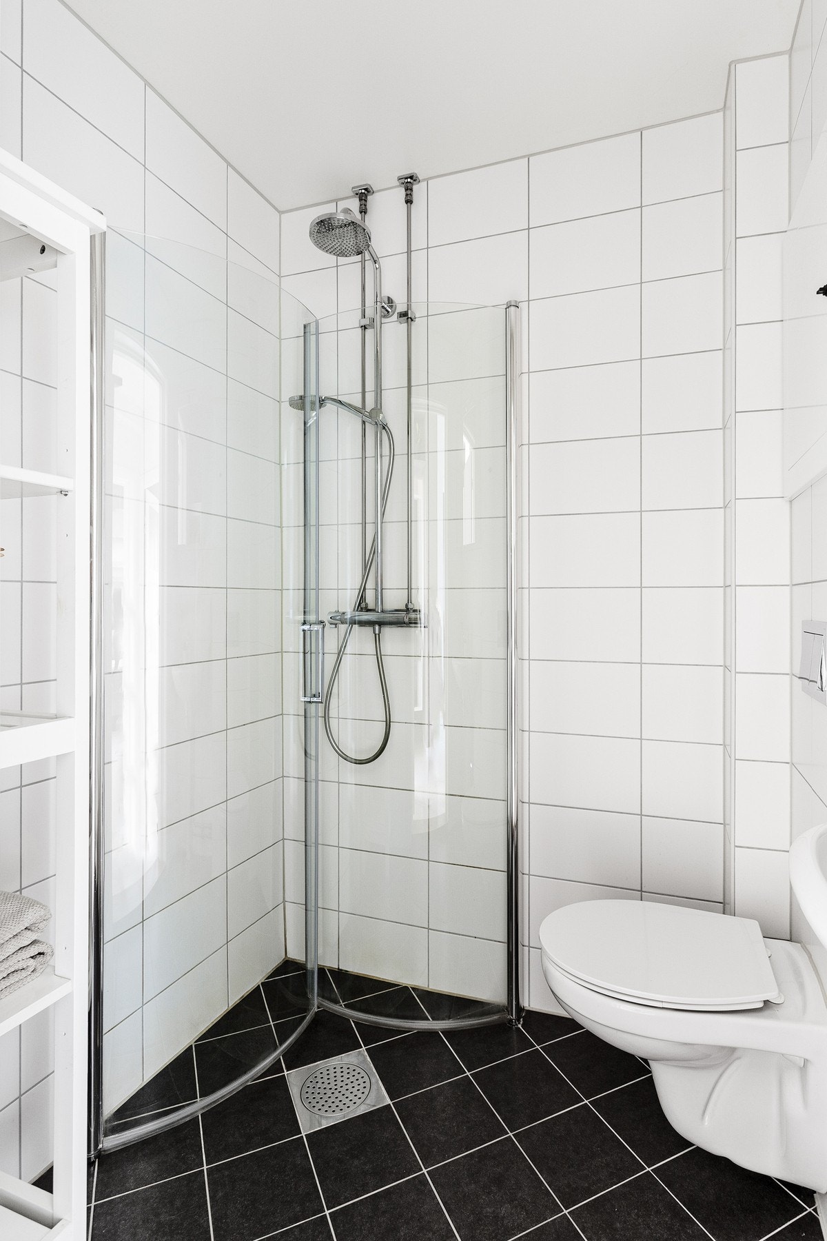 Minner om at opplegg for vaskemaskin er på kjøkkenet for å frigjøre plass på badet Galleribilde