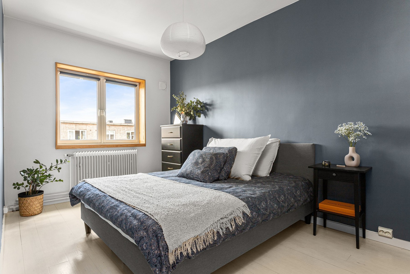 Soverommene er svale og har vinduer mot en lite trafikkert gate Galleribilde