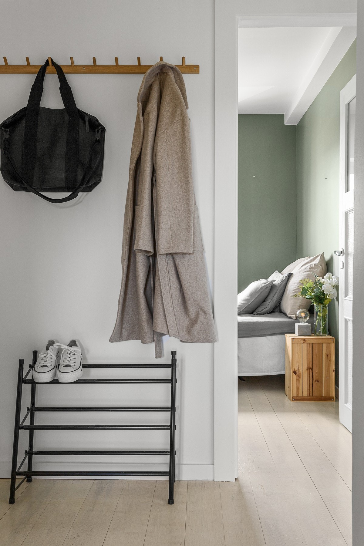 Entreen er åpen og lys med plass til å henge fra seg yttertøy og sette fra seg sko Galleribilde