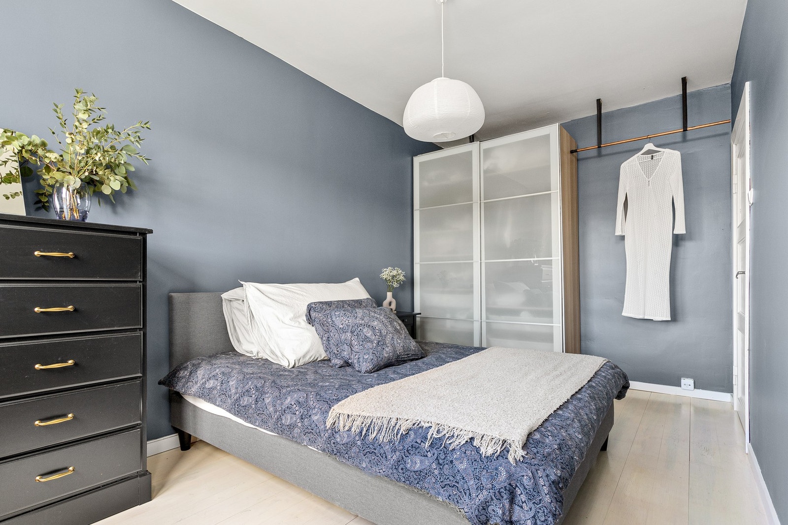 Hovedsoverommet er av den romslige typen med god plass til stor dobbeltseng, nattbord og garderobeskap bak inngangsdøren Galleribilde