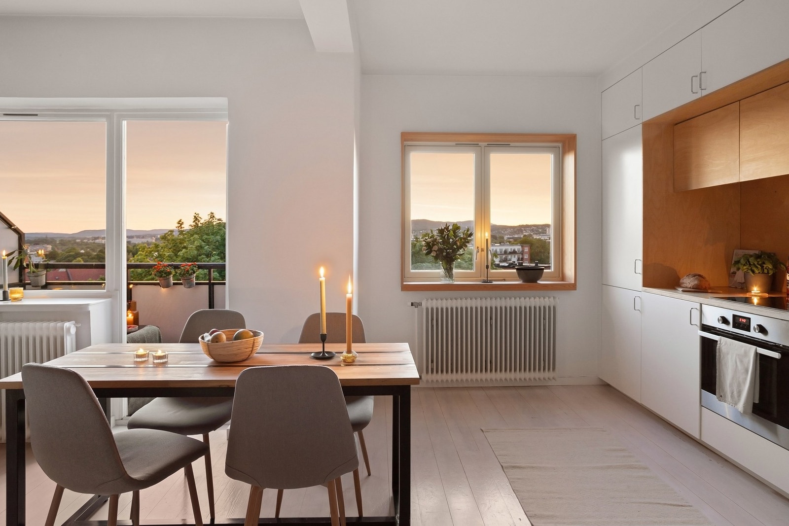 Boligen har en fantastisk intern beliggenhet og har en vanvittig utsikt fra vinduene i stuen og kjøkkenet Galleribilde