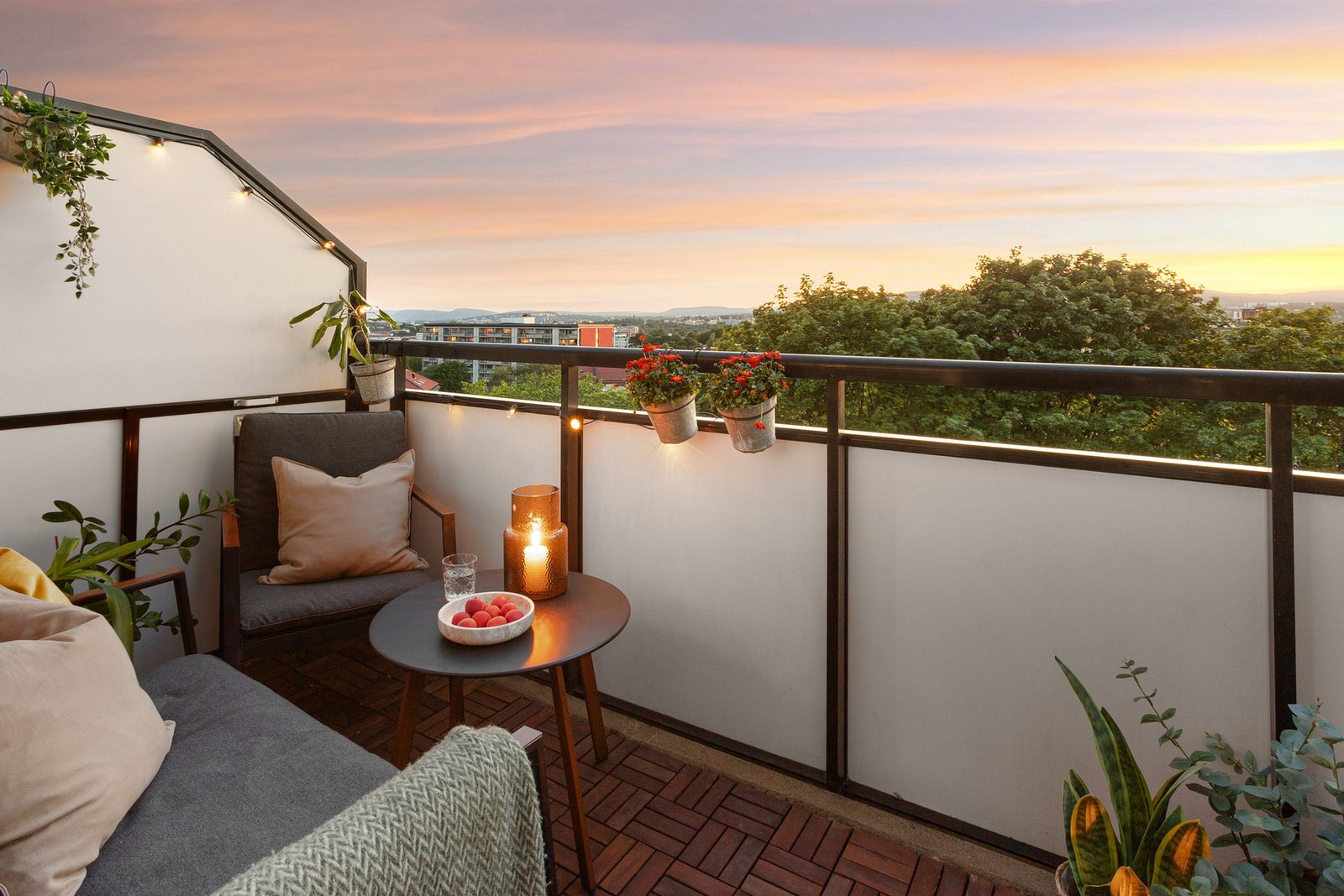 Balkongen er usjenert og har plass til en koselig loungegruppe og grill Galleribilde