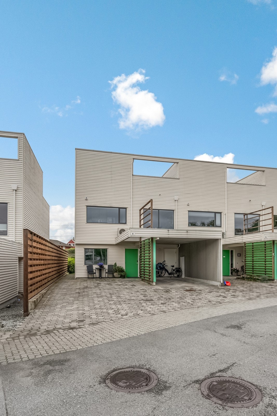 Gjennomgang til hagen på siden av boligen Galleribilde