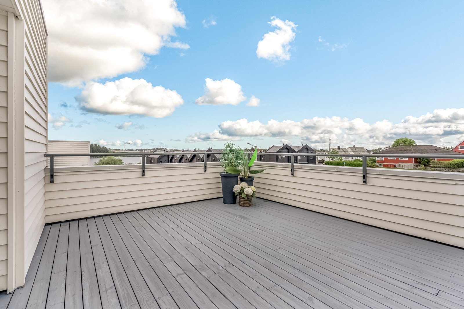 Flott utsikt fra takterrassen som er vestvendt og solrik Galleribilde