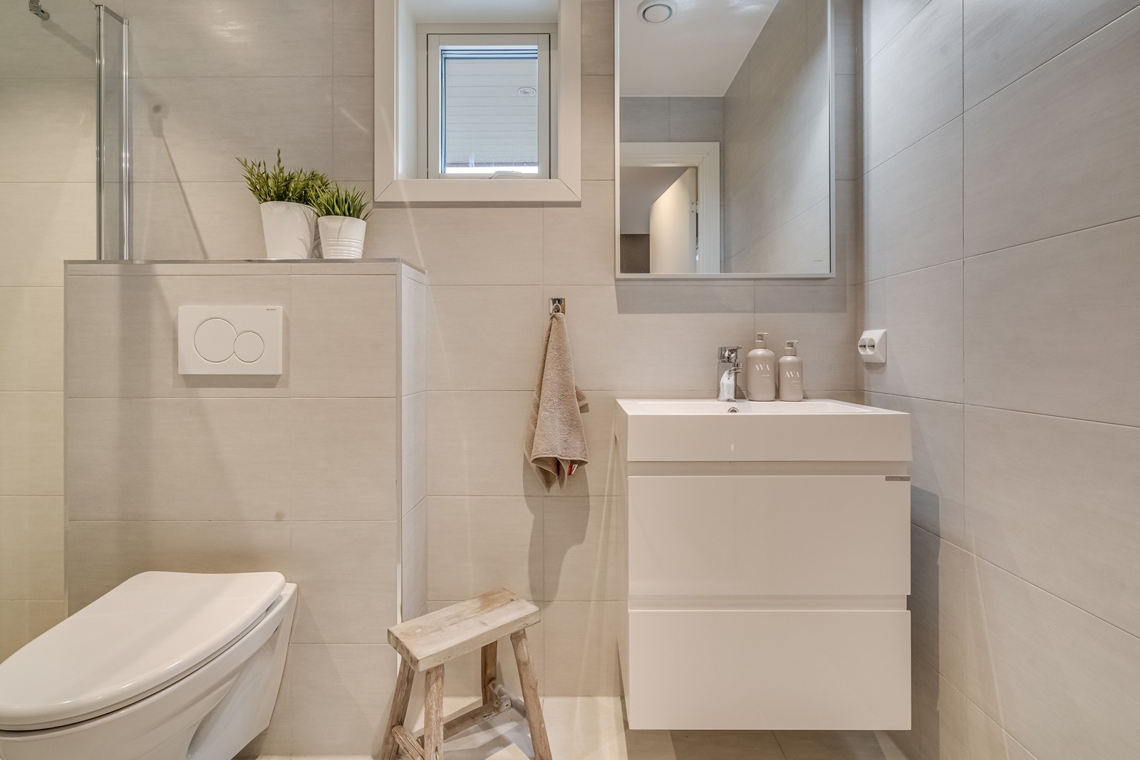 Bad 2. Etg. med wc, dusj og baderomsinnredning Galleribilde