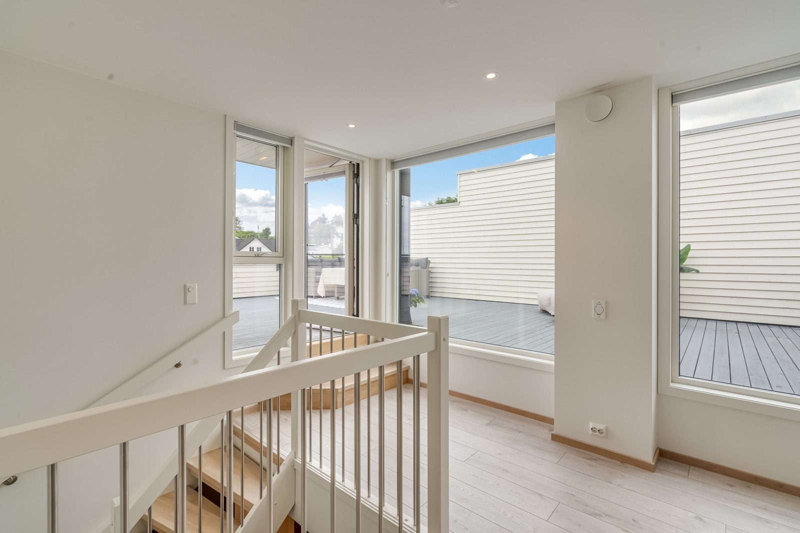 Trapp opp til loftstue og utg. takterrasse Galleribilde