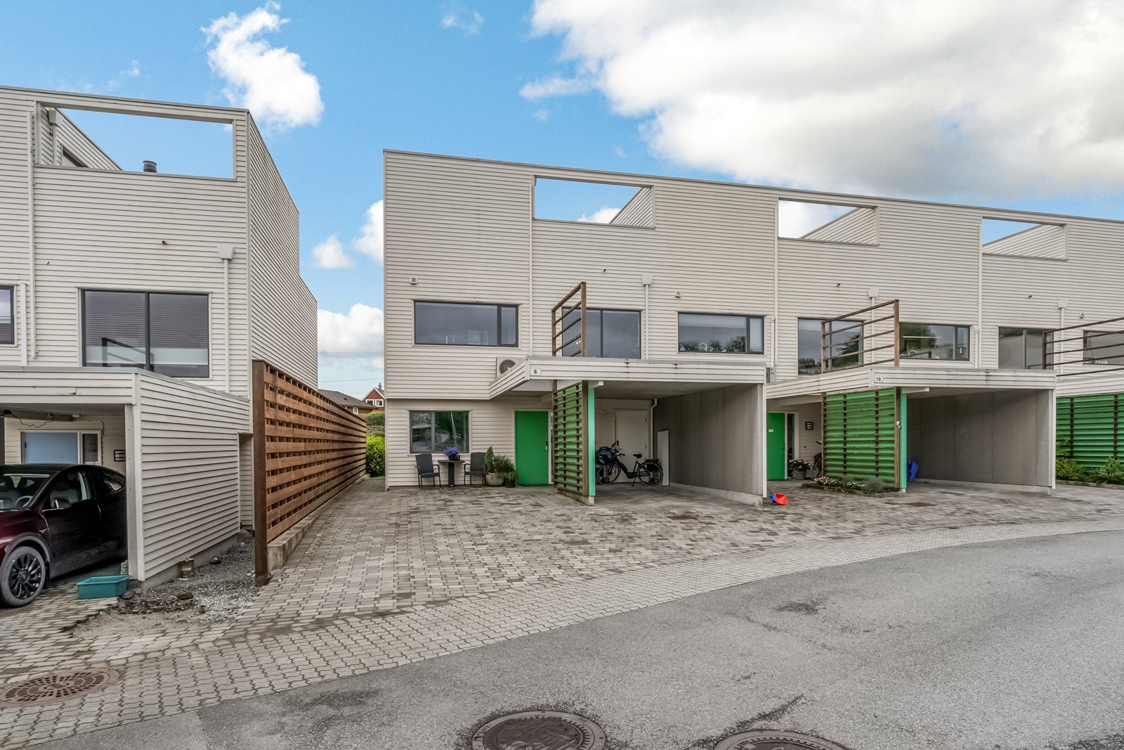 Enebolig i rekke - på ende, med carport og ekstra stor parkeringsplass Galleribilde