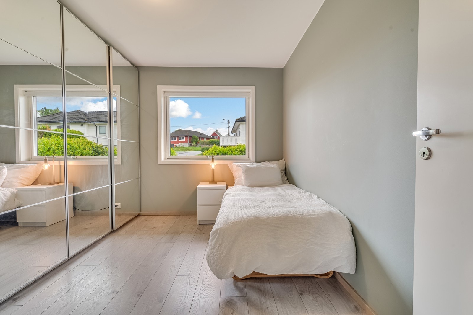 Soverom med skyvedørsgarderobe i 1.Etg. Galleribilde