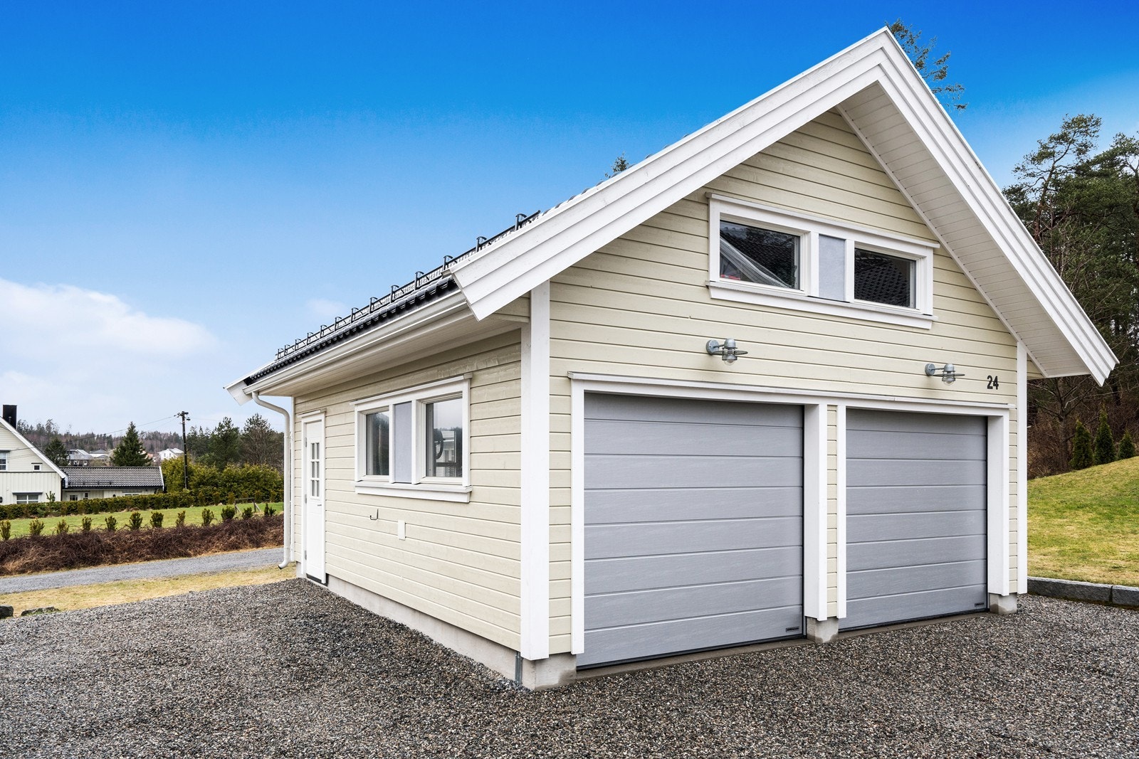 Halvpart av dobbel garasje følger boligen. Galleribilde