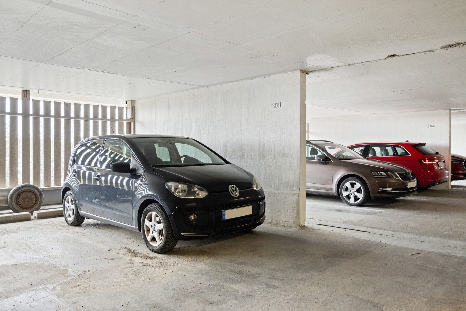 Garasjeplass i garasjekjeller og gjesteparkering nedenfor blokkene Galleribilde
