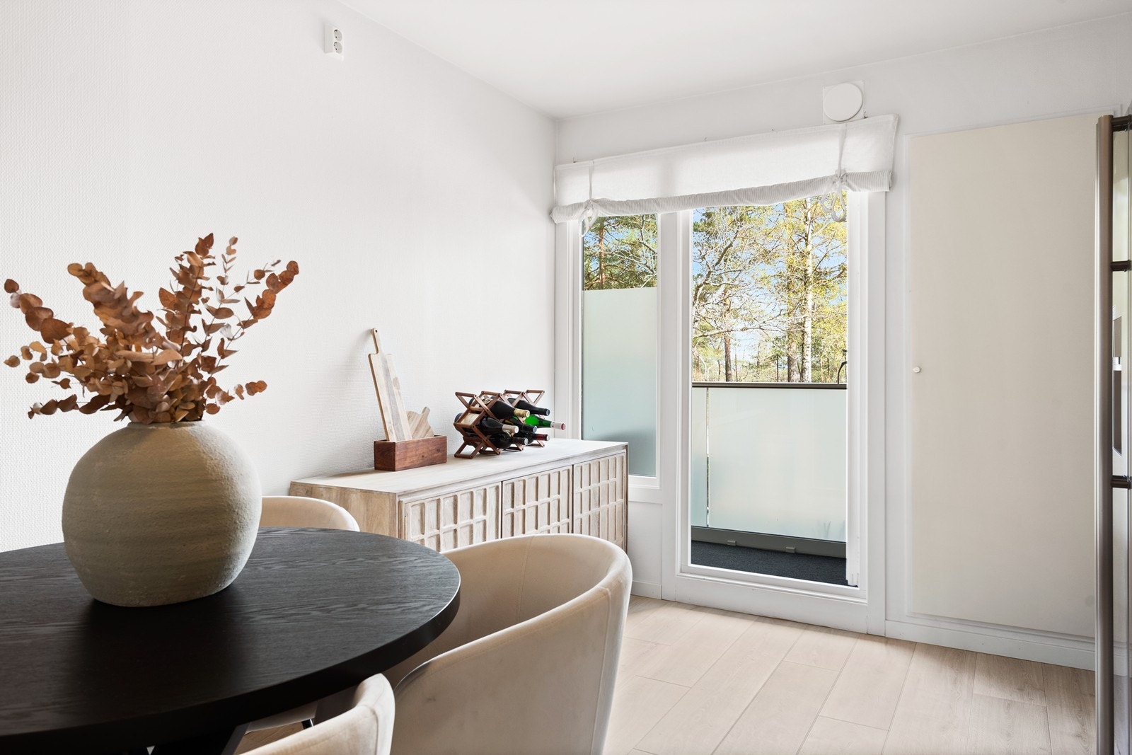 Fra kjøkken er det adkomst til balkong på 5 kvm hvor du har morgensol Galleribilde