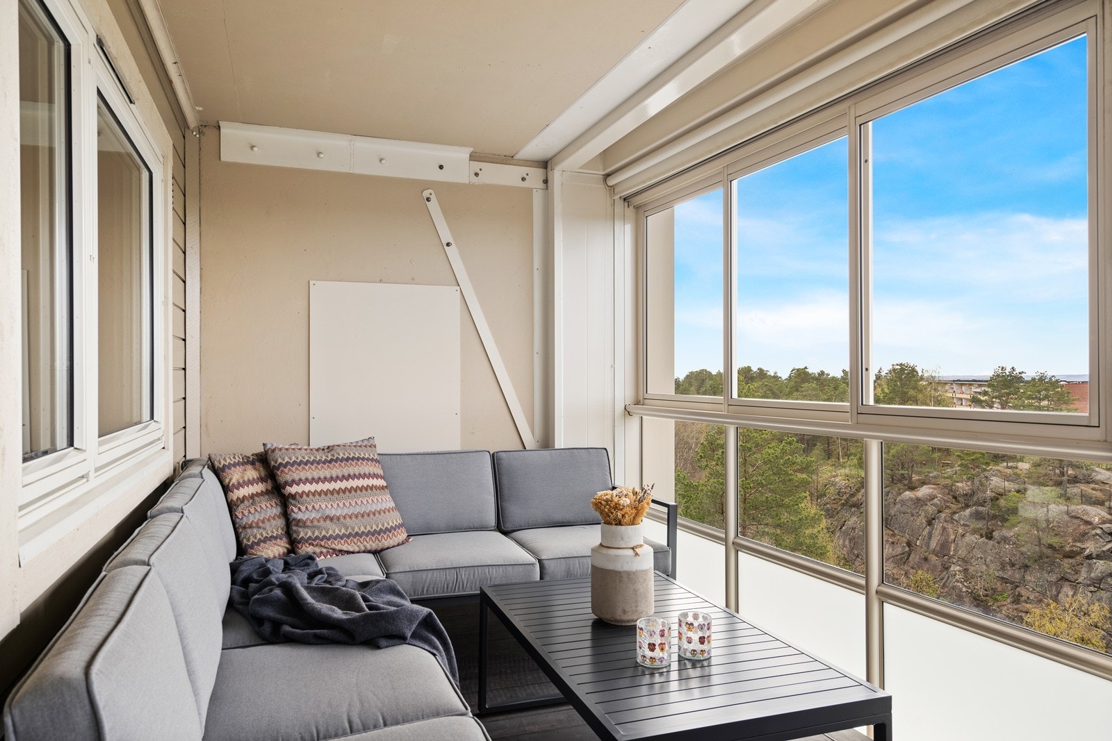 Vestvendt balkong, med kveldsol og utsikt Galleribilde