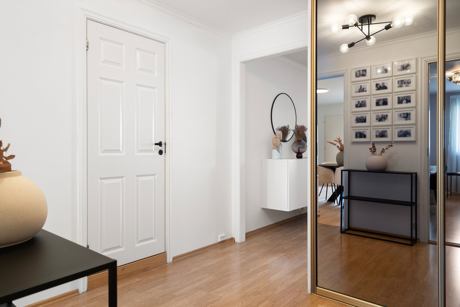 Romslig entré med praktisk skyvedørsgarderobe Galleribilde