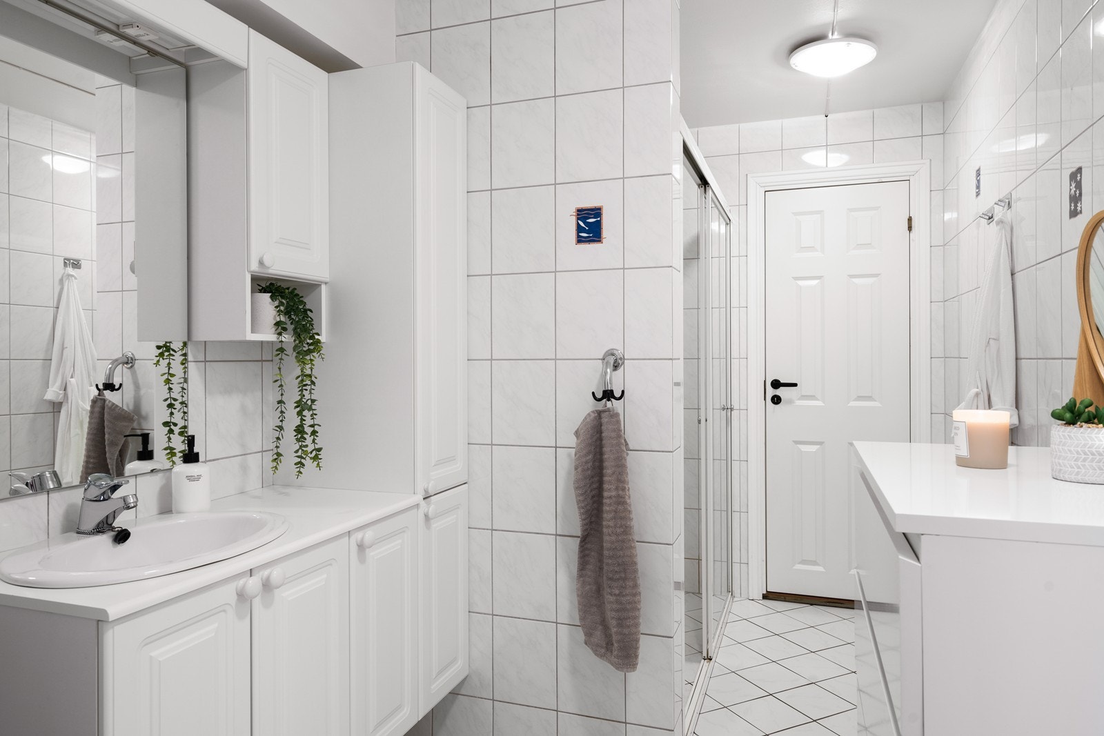 Badet har en praktisk romdeling med separat dusj og toalett Galleribilde