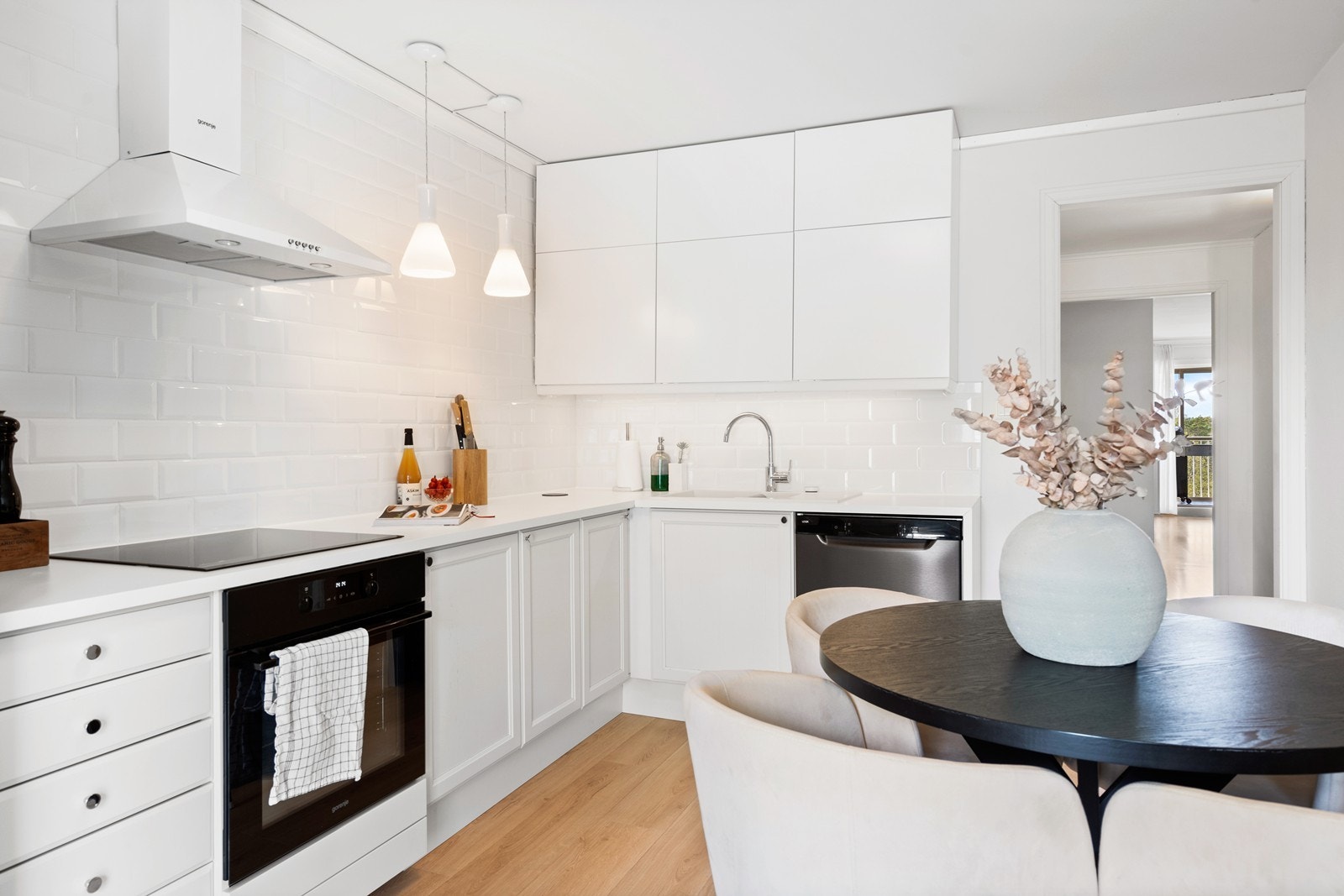 Kjøkkenet har profilerte fronter og laminat benkeplate. Integrert komfyr og platetopp, underbygget oppvaskmaskin og frittstående kjøl/fryseskap. Galleribilde