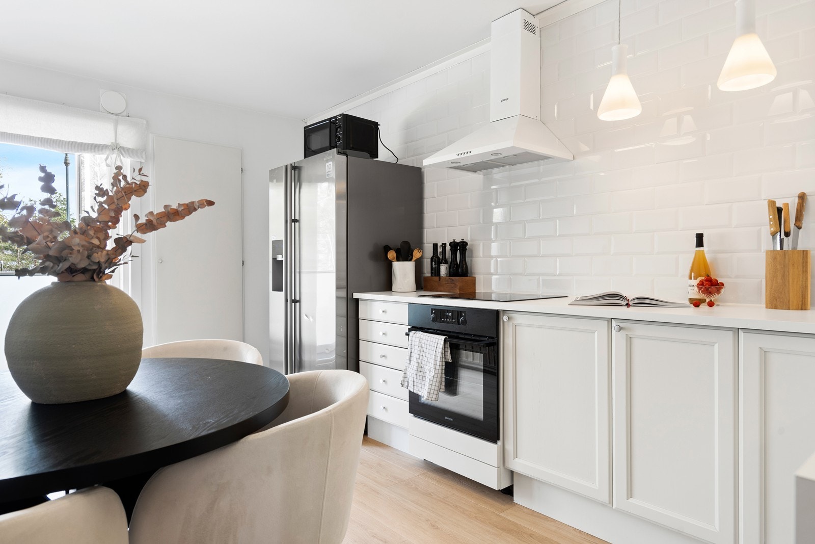 Kjøkkenet har også en praktisk matbod Galleribilde