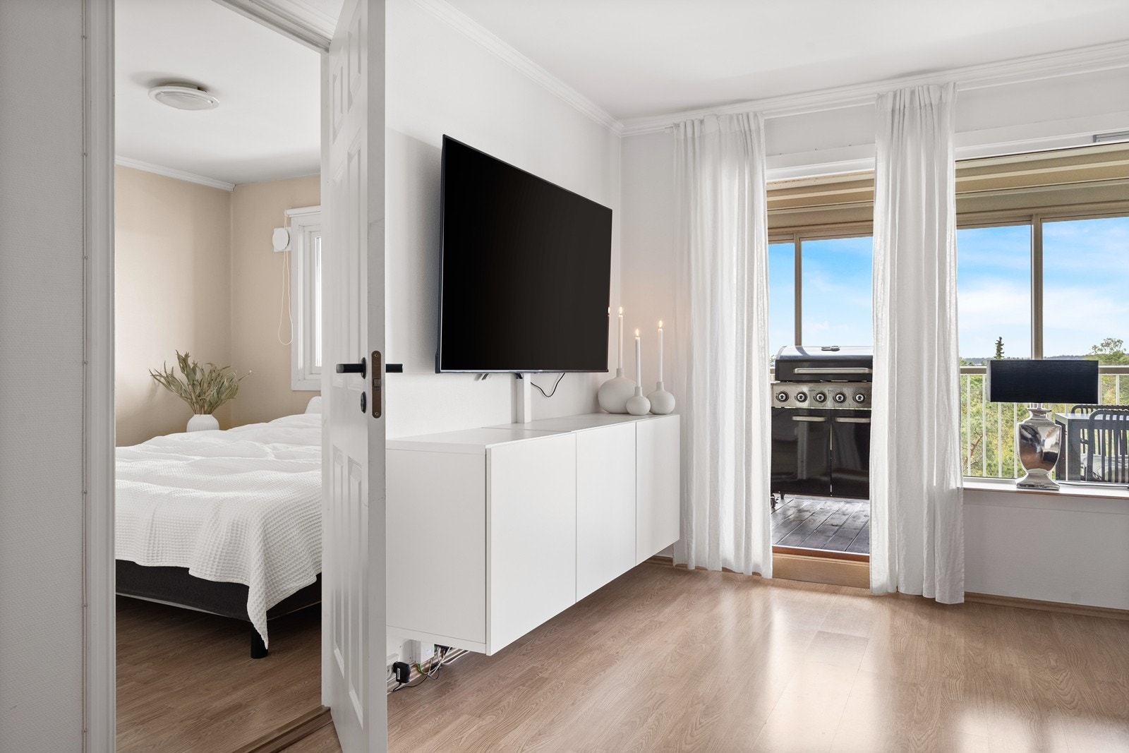 Fra stue er det adkomst til innglasset balkong på 17 kvm Galleribilde