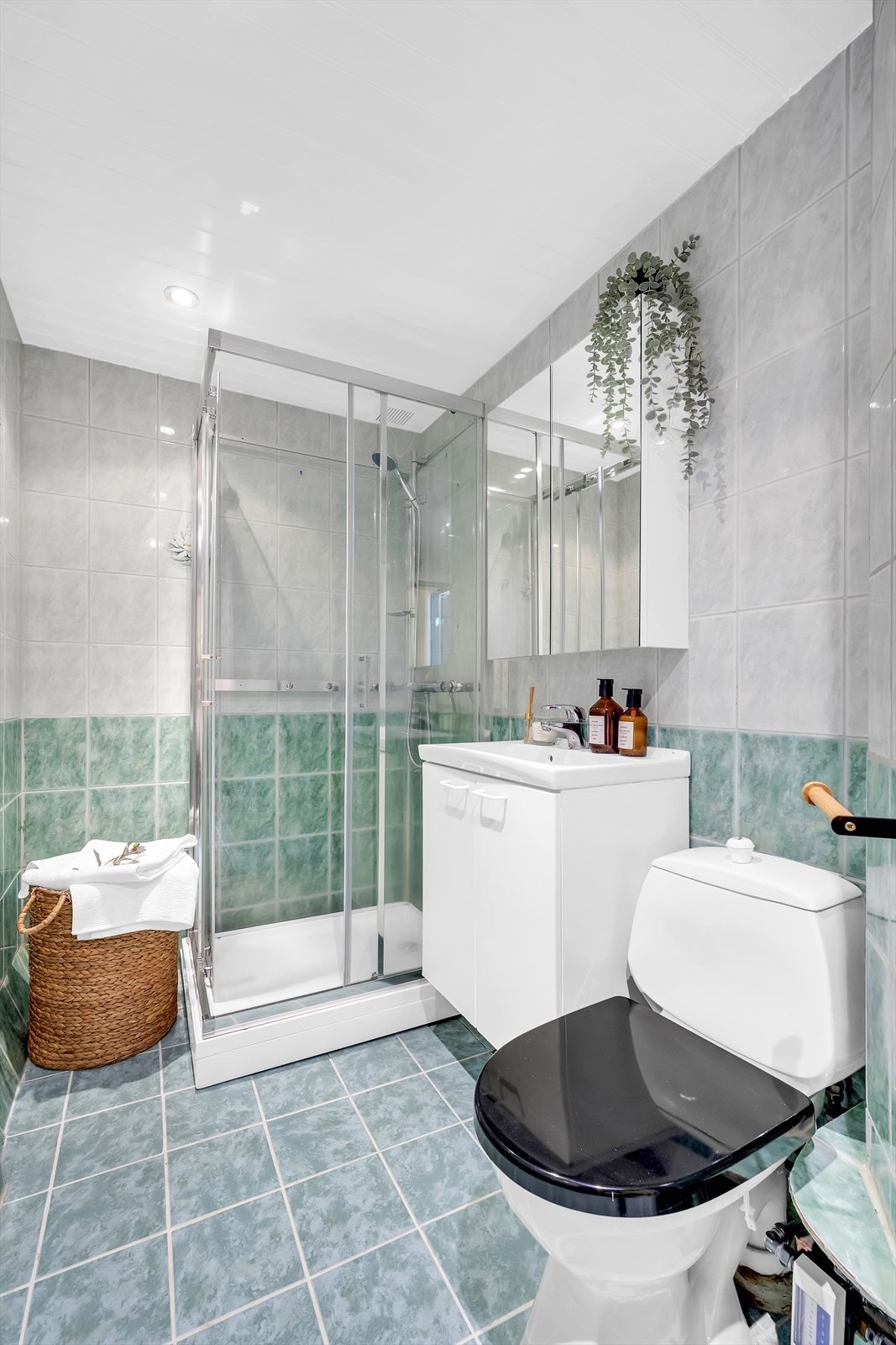 Flott flislagt baderom med innfelt downlights og gulvvarme. Badet er innredet med klosett, servant med innredning og dusjkabinett. Naturlig avtrekk. Badet er lett oppgradert med nytt skap og dusjkabinett. Galleribilde